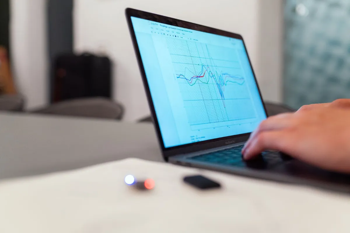Personne analysant un graphique sur un ordinateur portable Personne analysant un graphique sur un ordinateur portable
